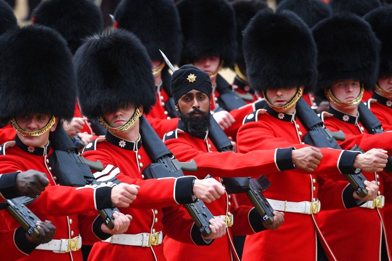 DOSSIER : Un membre sikh des Coldstream Guards, au centre, porte un turban alors qu'il participe à la Colonel's Review, Londres, juin 2018.