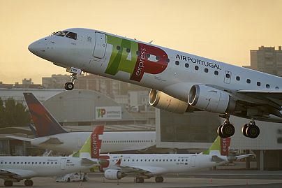 Un Embraer E190 de TAP Air Portugal décolle de Lisbonne au lever du soleil, le jeudi 28 septembre 2023.