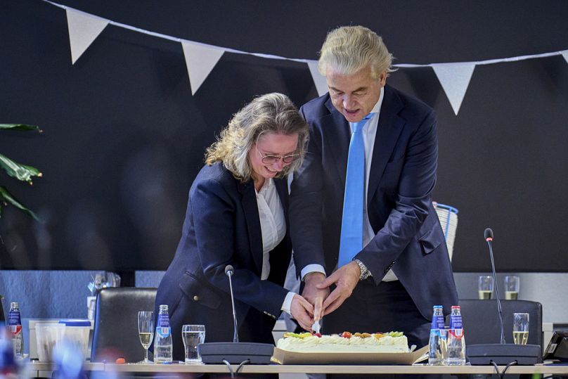 Geert Wilders, leader du Parti d'extrême droite pour la liberté (à droite), coupe un gâteau avec Fleur Agema à La Haye, le 23 novembre 2023.