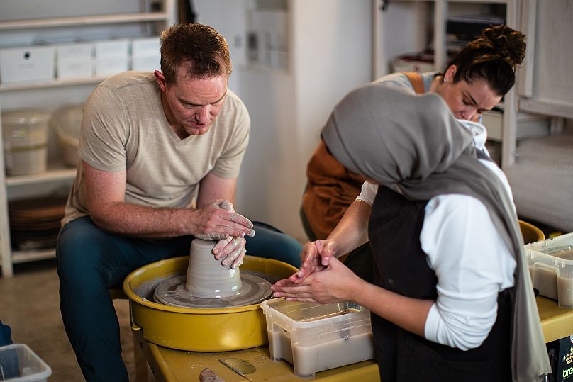 Reema guide les mains et les cœurs dans son studio de design céramique à Doha, au Qatar