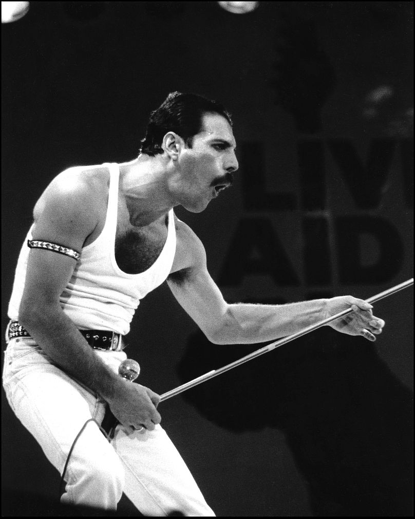 Freddy Mercury avec Queen sur scène au Live Aid le 13 juillet 1985 au stade Wembley, Londres.