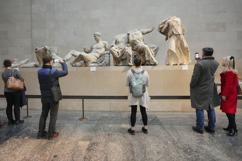 Les visiteurs regardent des sculptures anciennes qui font partie des marbres du Parthénon au British Museum de Londres, le mardi 28 novembre 2023.