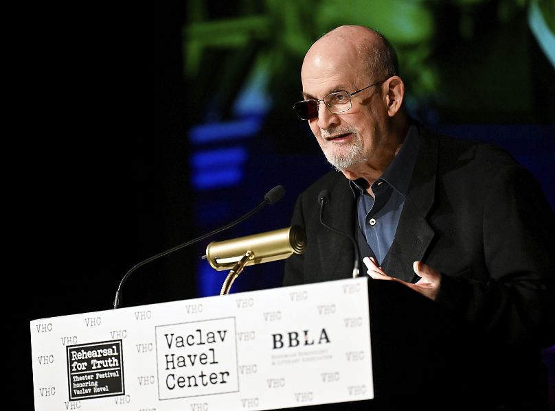 Salman Rushdie reçoit le prix de la Fondation de la Bibliothèque Vaclav Havel pour l'ensemble de sa vie, perturbant la paix, au Centre Vaclav Havel - 14 novembre 2023