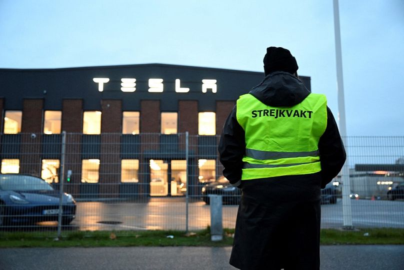 Emma Hansson, présidente d'IF Metall Stockholms län, se tient devant le centre de service du constructeur de voitures électriques Tesla à Segeltorp, au sud de Stockholm.