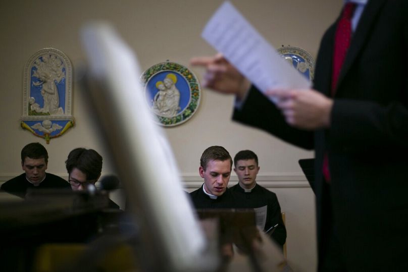 Le séminariste Daniel Rice, troisième à partir de la gauche, chante avec une chorale au séminaire Saint-Charles Borromée à Wynnewood, en Pennsylvanie, le mercredi 5 février 2020.