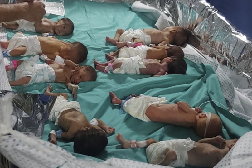 Cette photo publiée par le Dr Marawan Abu Saada montre des bébés palestiniens nés prématurément à l'hôpital Shifa de la ville de Gaza, le dimanche 12 novembre 2023.