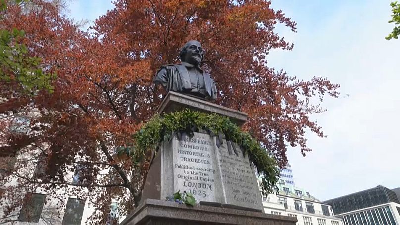Une statue commémorant la publication se dresse dans la City de Londres.