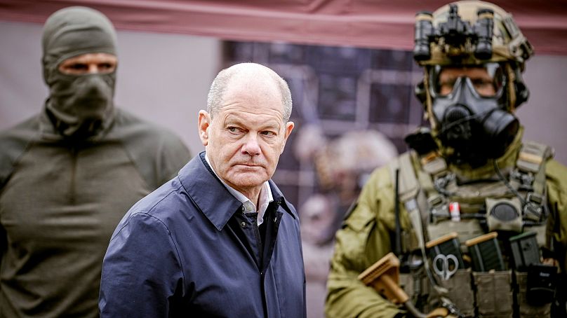 Le chancelier allemand Olaf Scholz, au centre, visite la démonstration des capacités du Groupe de disposition territoriale, à l'aéroport militaire de Cologne-Wahn, à Cologne, le 23 octobre 2023 23