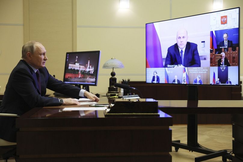 Le président russe Vladimir Poutine préside une réunion sur les questions économiques par vidéoconférence à la résidence d'État de Novo-Ogaryovo, près de Moscou, en Russie, le mercredi 1er novembre 2023.