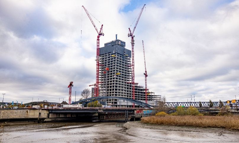 Photo prise le 16 novembre 2023 à Hambourg, dans le nord de l'Allemagne, montrant le chantier suspendu de l'Elbtower, un projet du groupe Signa,