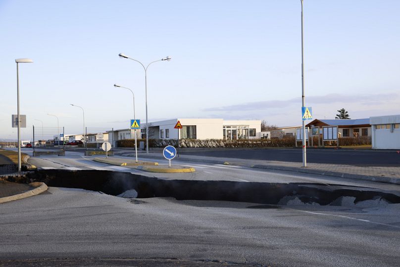 De la vapeur s'échappe d'une fissure sur une route près de la ville de Grindavik, en Islande, le lundi 13 novembre 2023, à la suite d'une activité sismique.