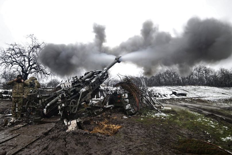 Des militaires ukrainiens tirent vers des positions russes sur la ligne de front dans un lieu tenu secret dans la région de Donetsk, en Ukraine, le mercredi 23 novembre 2022.