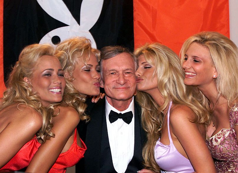 Hugh Hefner reçoit des baisers des camarades de Playboy lors du 52e Festival de Cannes, France, en 1999