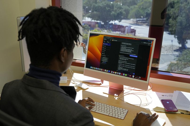 Le chercheur postdoctoral Tofunmi Omiye examine les chatbots dans son bureau de la Stanford School of Medicine, à Stanford, en octobre 2023.