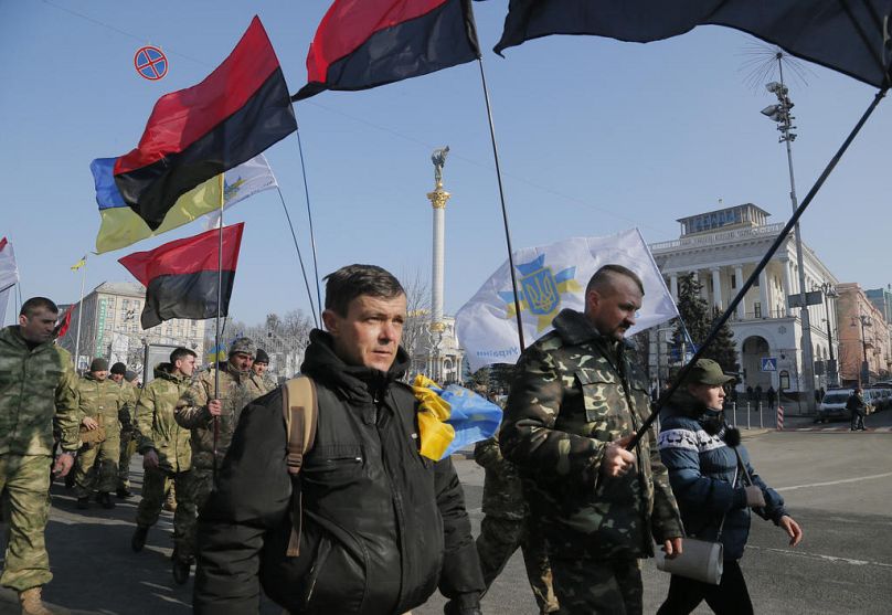 Des vétérans de l'armée ukrainienne défilent pour rendre hommage aux victimes des manifestations antigouvernementales de 2013-2014 lors d'événements de commémoration dans le centre de Kiev, en Ukraine, le 20 février 2017.