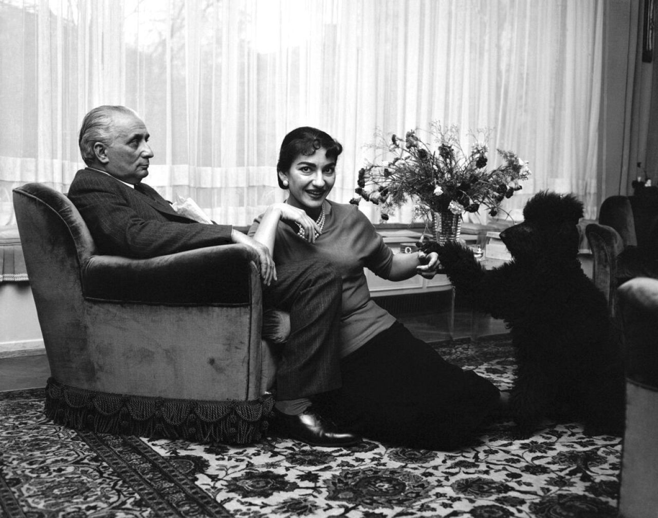 La célèbre soprano Maria Meneghini-Callas joue avec son caniche chez elle à Milan le 24 novembre 1955, sous le regard de son mari Giovanni Battista Meneghini.