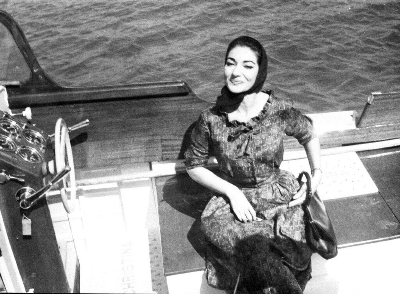 Satisfaite, Maria Callas échappe aux journalistes à Athènes en naviguant dans une vedette à moteur après son arrivée de Bilbao, en Espagne, le 18 septembre 1959.