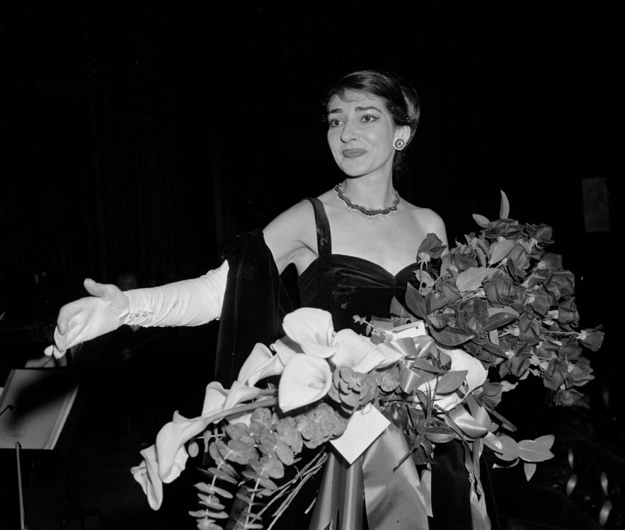 La soprano d'opéra Maria Callas salue les acclamations d'une salle comble au Civic Opera House de Chicago, le 22 janvier 1958.