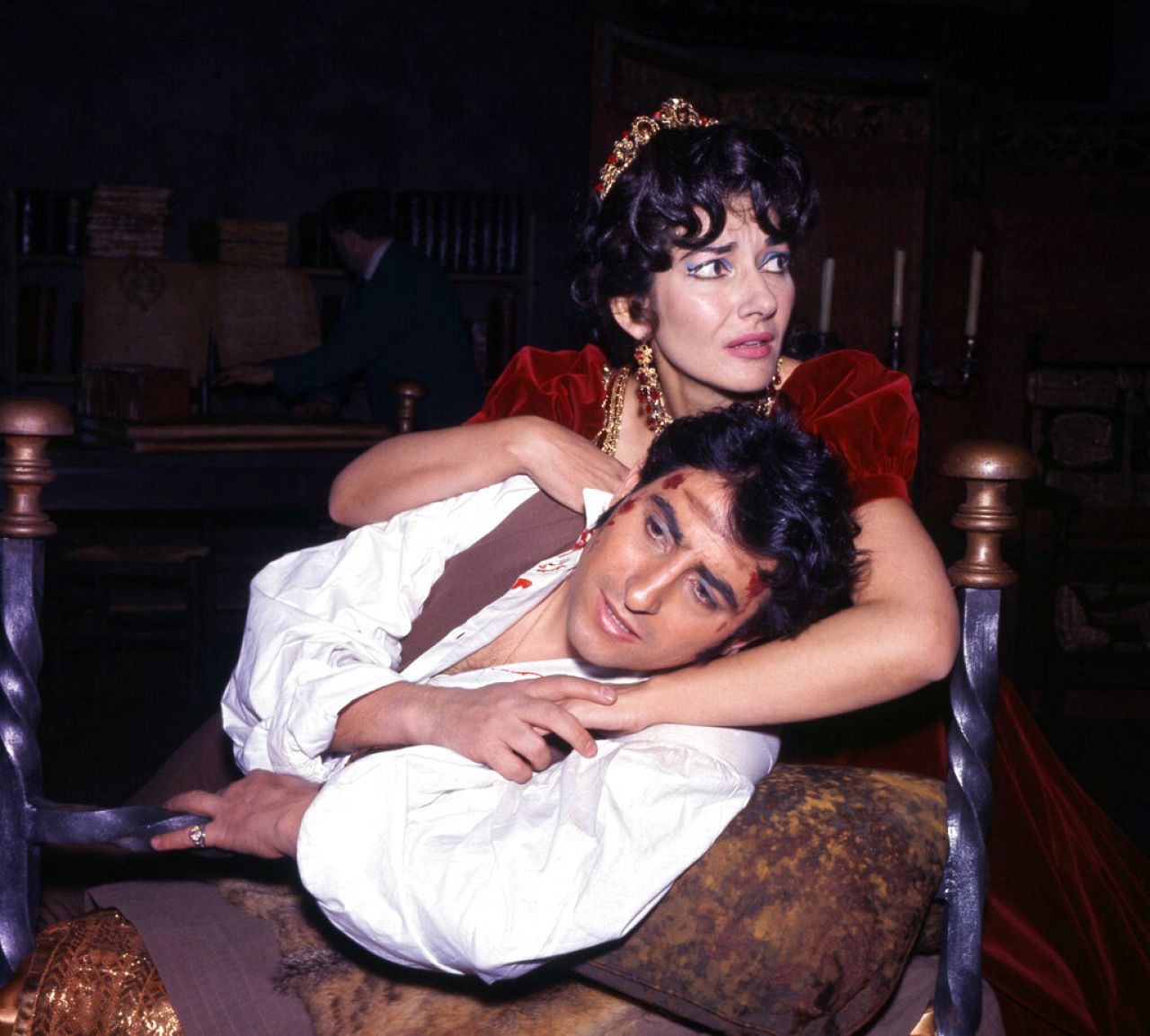 Callas photographié sur scène avec Renato Cioni lors du gala de Tosca au Royal Covent Garden Opera House de Londres, le lundi 5 juillet 1965.