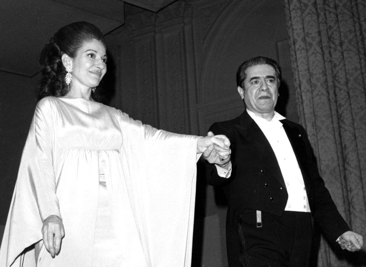 Giuseppe di Stefano tient la main de Callas sur la scène du Carnegie Hall à New York le 5 mars 1974, après leur participation au concert-bénéfice de la guilde du Met Opera.