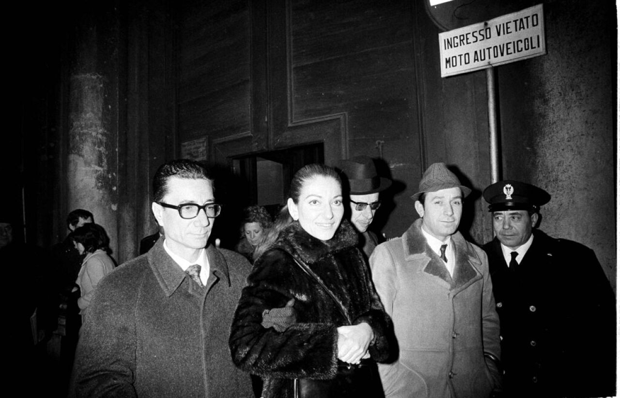 Callas entre au tribunal de Brescia, en Italie, avec deux escortes non identifiées, pour la première audience de son divorce avec Giovanni Battista Meneghini, le 15 janvier 1971.