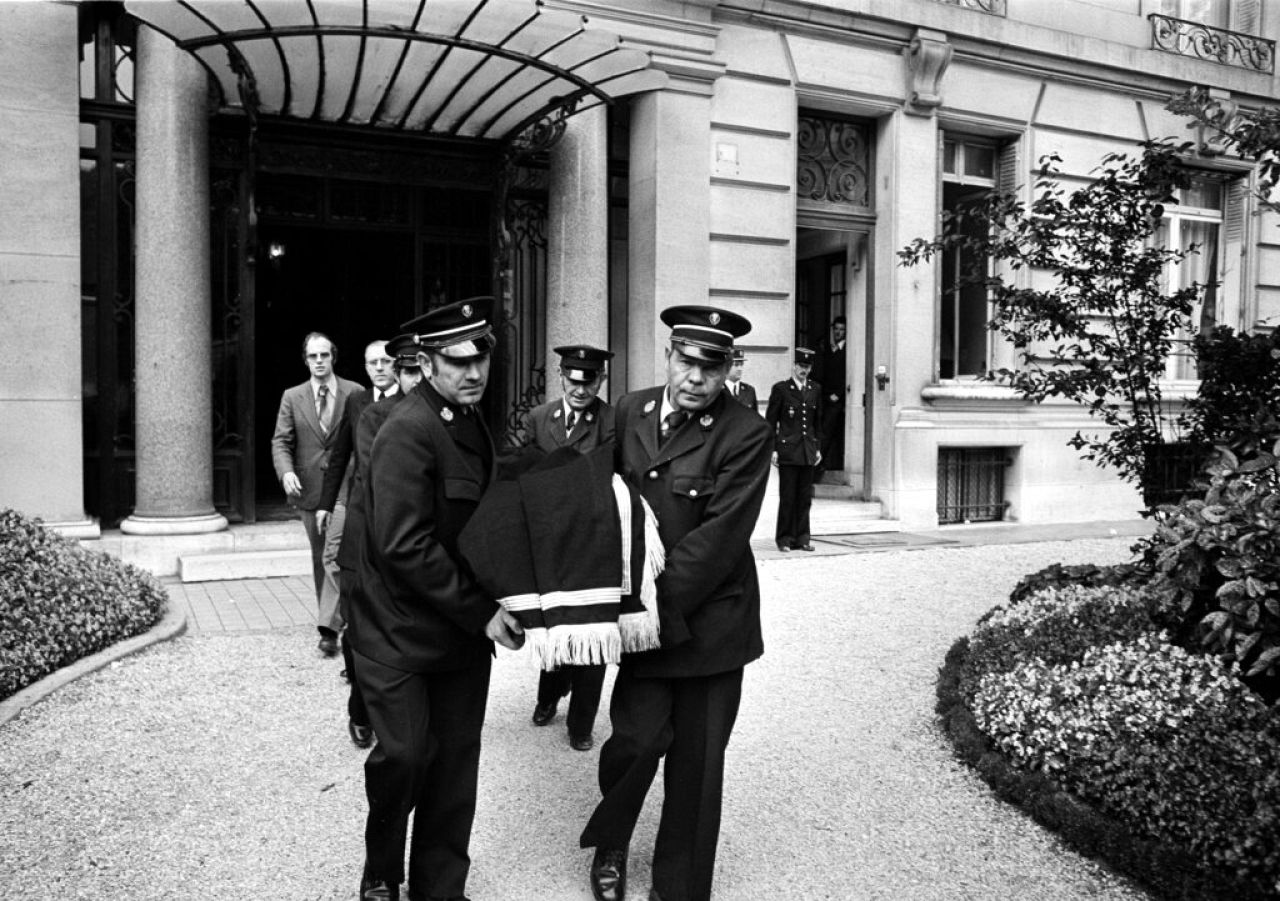 Les employés des pompes funèbres transportent le cercueil de Callas hors de son appartement parisien jusqu'à un service funèbre à l'église grecque orthodoxe de Paris, le 20 septembre 1977.