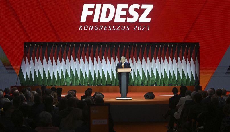 Viktor Orban prononce son discours après avoir été réélu président du parti lors du congrès d'élection des responsables du parti au pouvoir Fidesz à Budapest, novembre 2023.