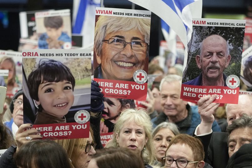 Une personne tient une affiche de feu Vivian Silver alors que des professionnels de la santé assistent à une manifestation devant le Comité international de la Croix-Rouge à Londres.