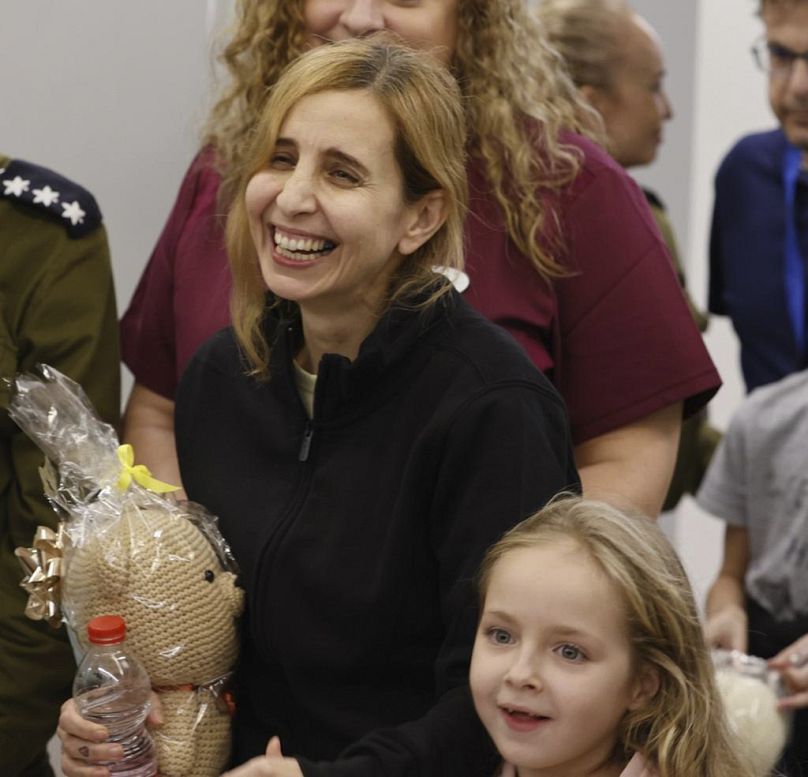 Danielle Aloni rit à côté de sa fille Emilia Aloni alors qu'ils rencontrent des membres de leur famille au centre médical pour enfants Schneider, en Israël, après leur libération de captivité