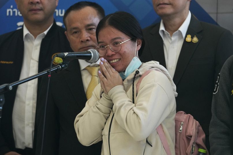 Nutthawaree Munkan s'entretient avec les journalistes après son arrivée jeudi à l'aéroport international de Suvarnabhumi dans la province de Samut Prakarn, en Thaïlande.