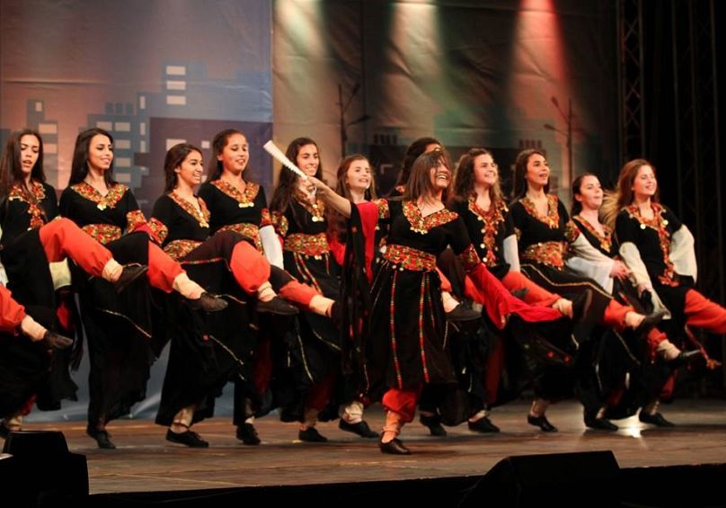 Filles palestiniennes dansant le dabkeh traditionnel