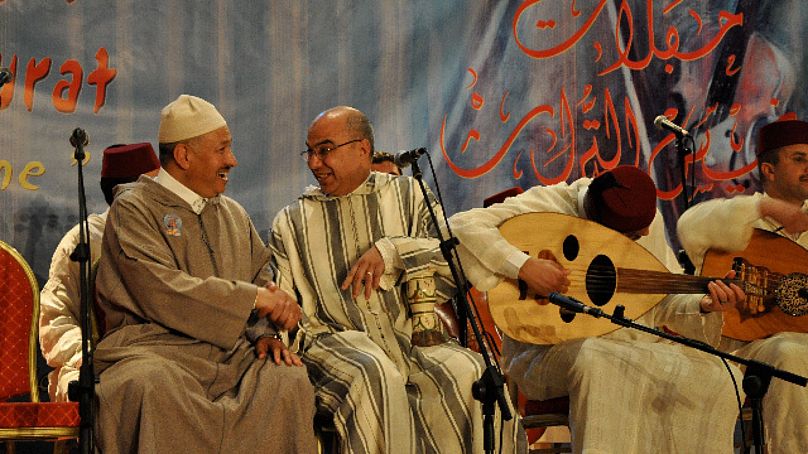 Des musiciens se produisent sur scène au Festival des Musiques Sacrées de Fès