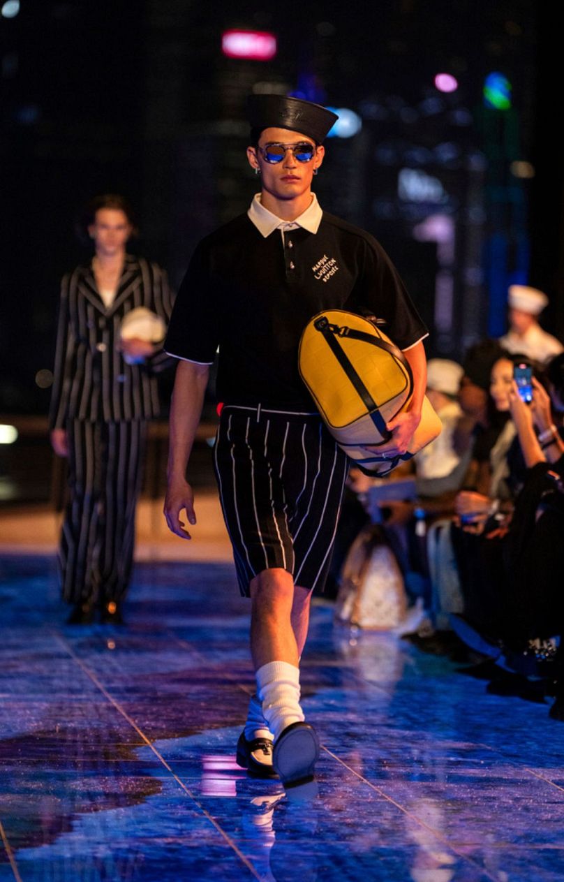 Un mannequin porte une création conçue par Pharrell Williams pour Louis Vuitton lors du défilé de mode pour hommes pré-automne 2024 présenté à Hong Kong, le jeudi 30 novembre 2023.