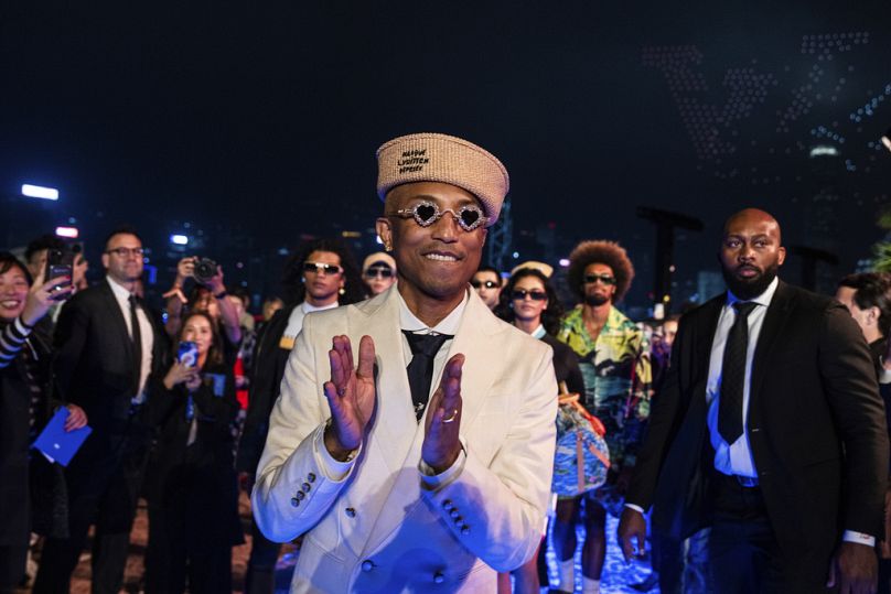 Le designer Pharrell Williams applaudit à la conclusion du défilé de mode Louis Vuitton pour hommes pré-automne 2024, présenté à Hong Kong, le jeudi 30 novembre 2023.