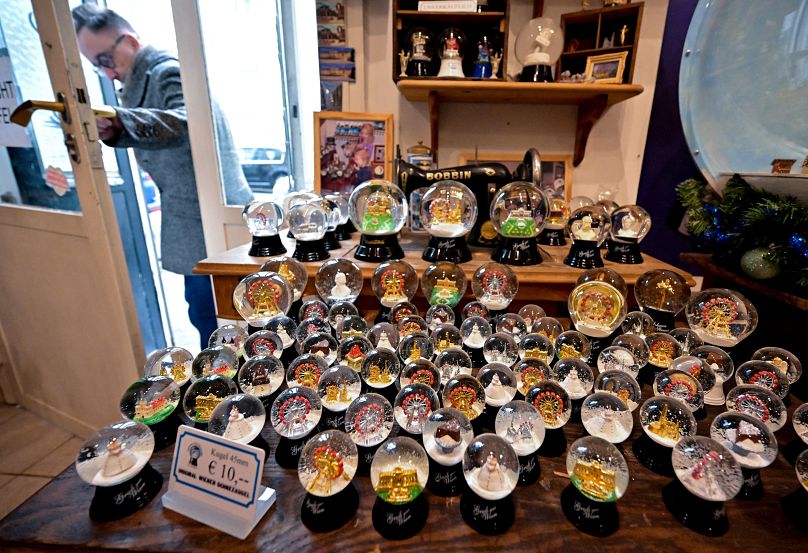 Un client entre dans la boutique de « Original Vienna Snowglobe Factory » à Vienne, en Autriche, le 29 novembre 2023.