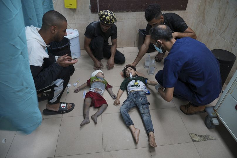 Des enfants palestiniens blessés lors des bombardements israéliens sont transportés dans un hôpital de Deir al Balah, au sud de la bande de Gaza, le jeudi 2 novembre 2023.