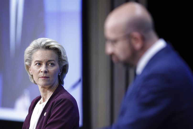 Le président du Conseil européen Charles Michel, à droite, et la présidente de la Commission européenne Ursula von der Leyen lors d'une conférence de presse lors d'un sommet de l'UE à Bruxelles, en octobre 2021.