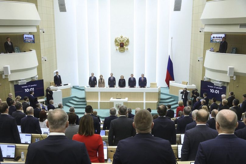 les législateurs du Conseil de la Fédération de l'Assemblée fédérale de la Fédération de Russie écoutent l'hymne national avant une session à Moscou, en Russie, jeudi