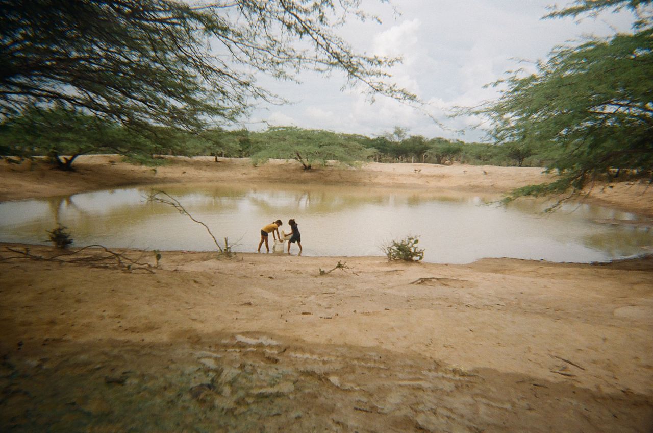 Manuela, 13 ans, a pris une photo de sa sœur cherchant de l'eau dans le Jauwei (étang).