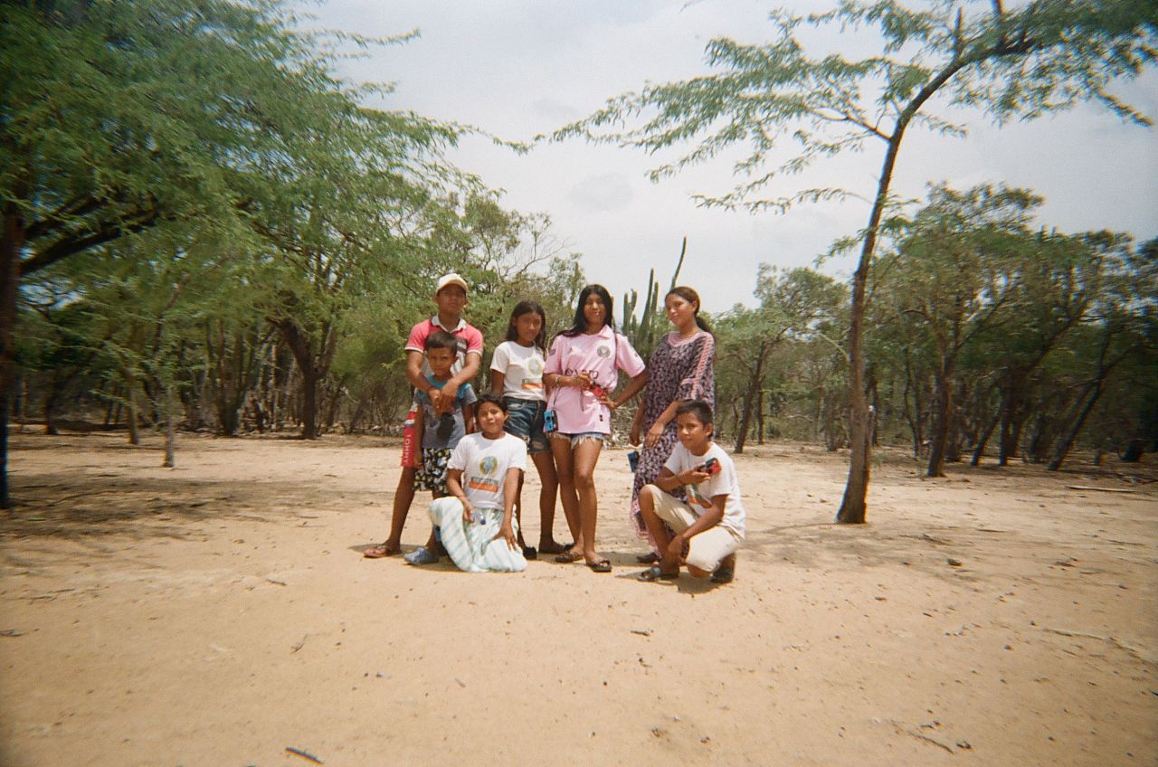 Les enfants Wayuu participant au projet photographique, posant pour Iveth, 16 ans.