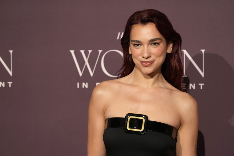 Dua Lipa arrive au gala Women in Entertainment du Hollywood Reporter le jeudi 7 décembre 2023.