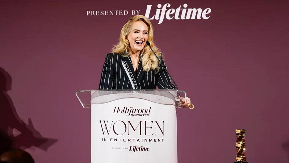 Adele fait l'éloge des femmes influentes après avoir été honorée au gala Women in Entertainment de THR