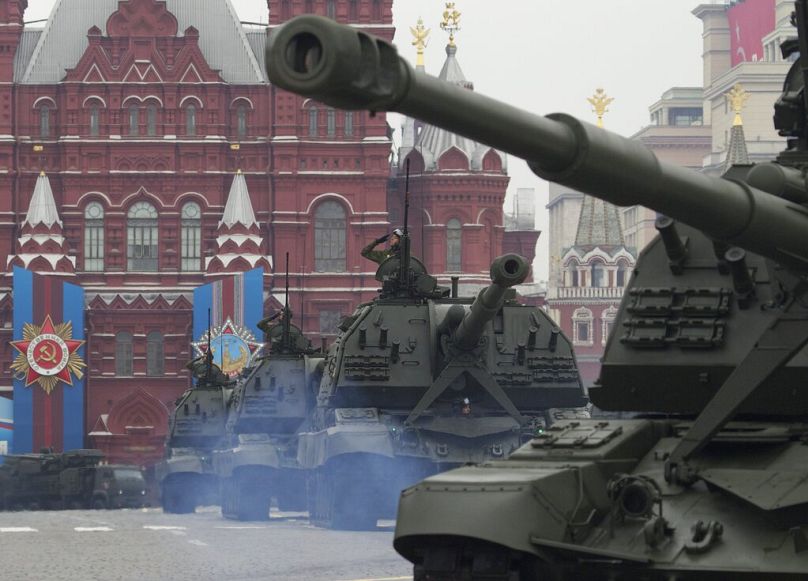 Des armes lourdes russes déferlent sur la Place Rouge à Moscou, mai 2012.