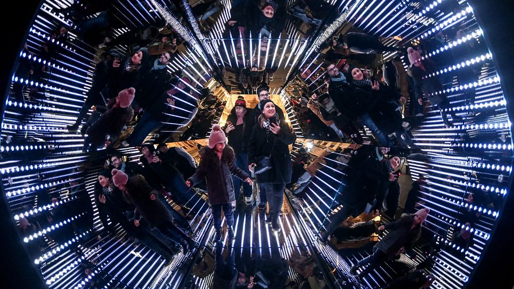 « Un moment de convivialité » : Lyon brille de mille feux lors de la fête des lumières centenaire