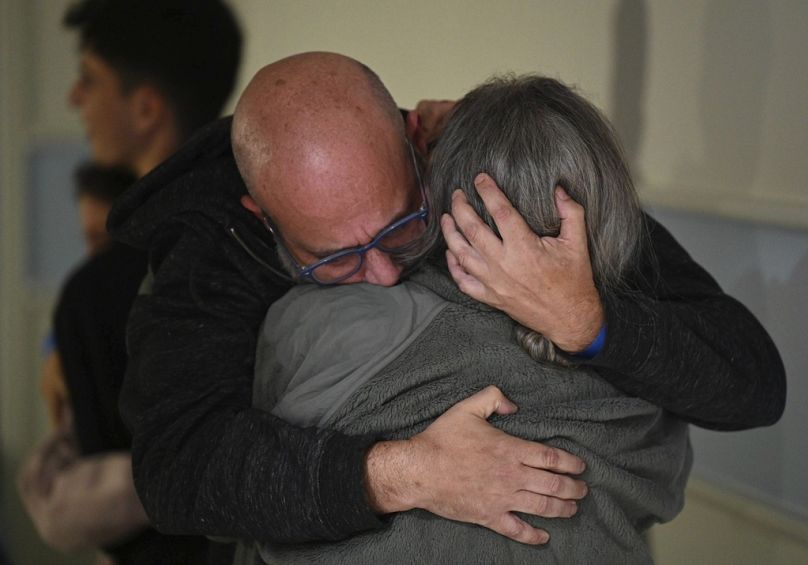 Sharon Hertzman, à droite, serre dans ses bras son mari Hen Avigdori alors qu'ils se réunissent au centre médical Sheba à Ramat Gan, en Israël, le 25 novembre.