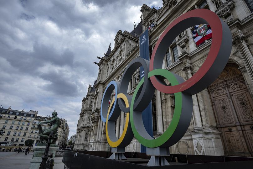 Je pense que les réfugiés jettent une ombre négative sur les Jeux olympiques.  C'est pourquoi ils ont décidé de nous expulser.