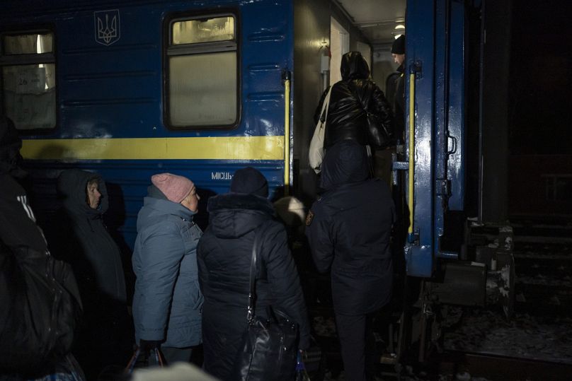 Des milliers de personnes sont rentrées en Ukraine depuis les territoires détenus par la Russie via un point de passage non officiel entre les deux pays, au milieu d'une guerre brutale.