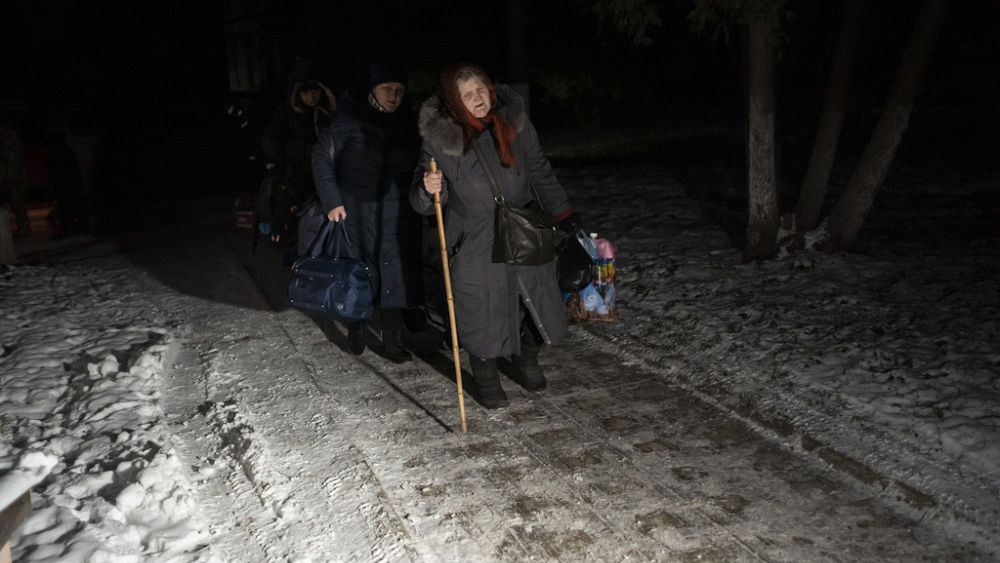 Des personnes fuient les zones ukrainiennes sous contrôle russe par des couloirs dangereux sur la ligne de front