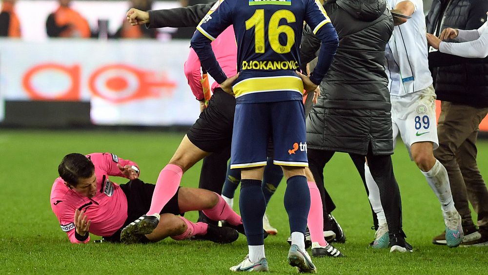 Trois hommes arrêtés et les matchs du championnat turc suspendus après l'attaque d'un arbitre