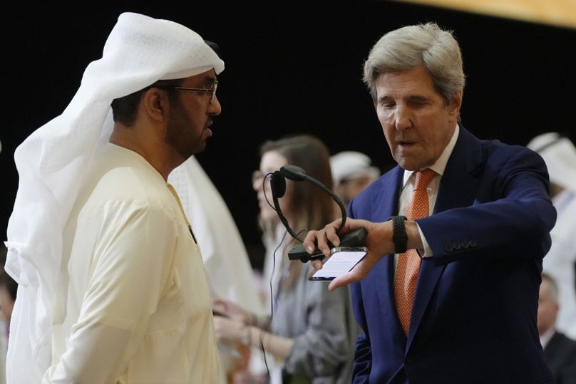 Le président de la COP28, Sultan al-Jaber, et John Kerry, l'envoyé spécial du président américain pour le climat, lors de la COP28 à Dubaï, en décembre 2023.